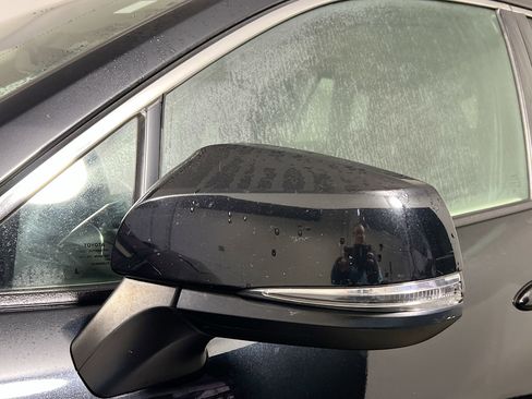 Used 2022 Toyota Corolla Cross XLE image 12