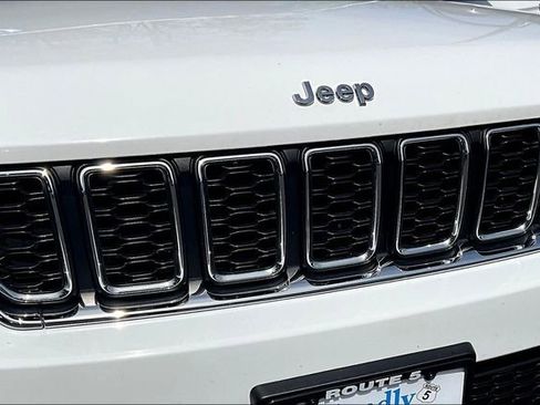 Used 2023 Jeep Grand Cherokee Laredo AWD/4WD image 33
