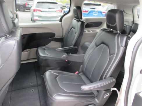 Used 2024 Chrysler Pacifica Touring-L FWD image 13
