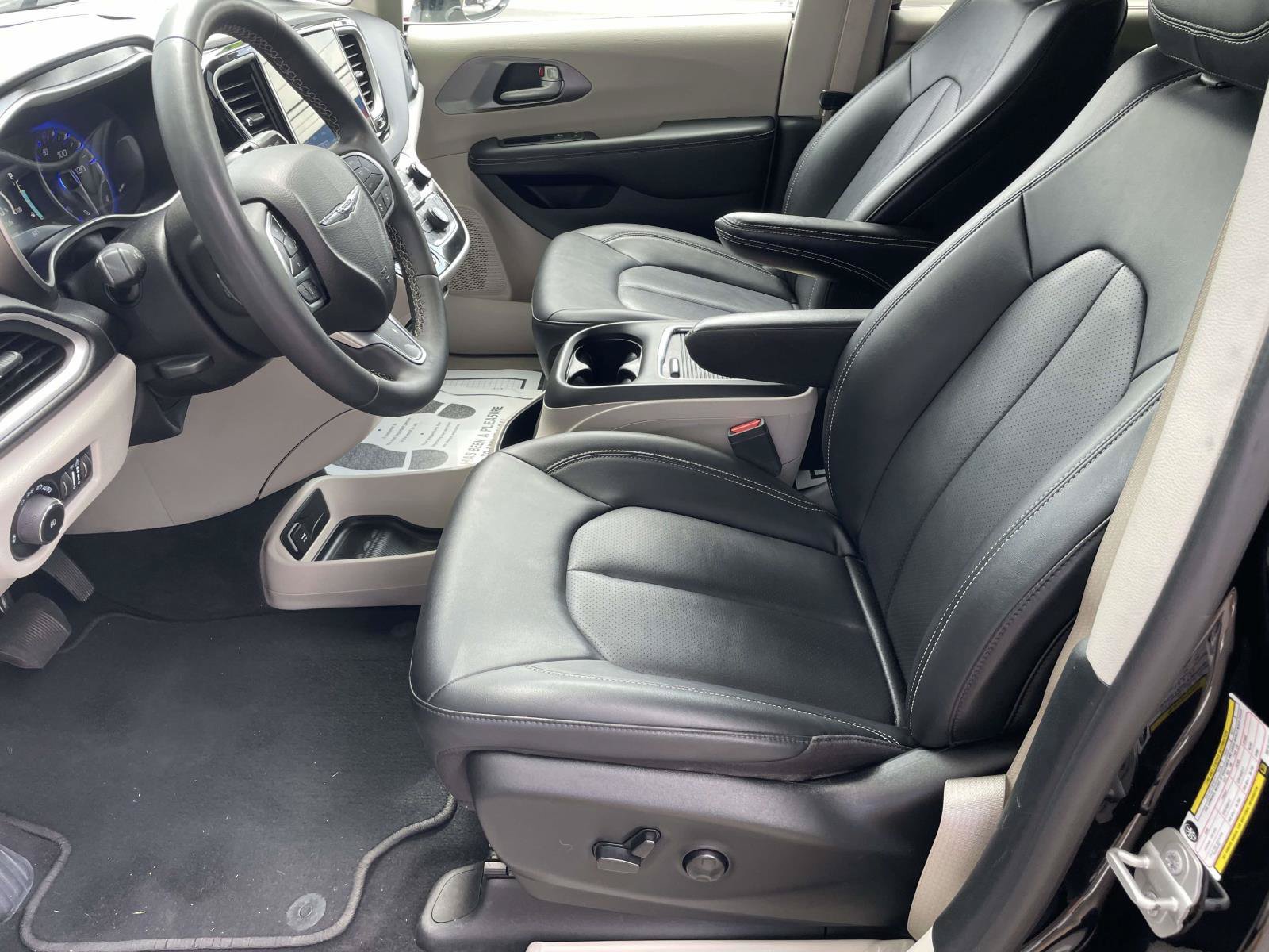 Used 2024 Chrysler Pacifica Touring-L FWD image 12