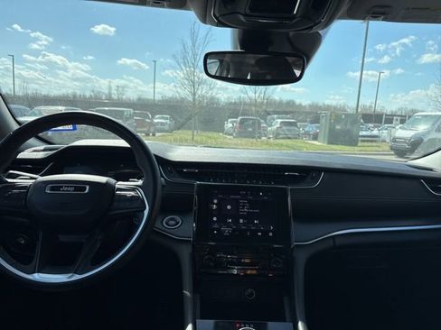 Used 2023 Jeep Grand Cherokee Laredo image 19