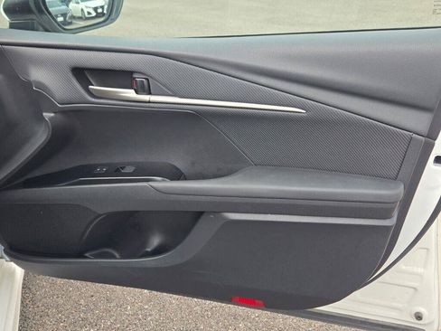 Used 2025 Toyota Camry SE FWD image 5
