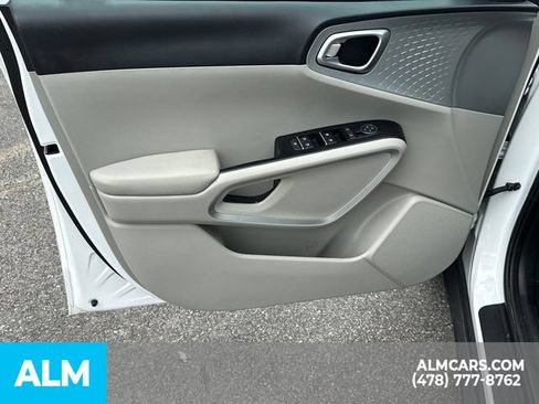 Used 2025 Kia Soul LX w/ LX Technology Package FWD image 11