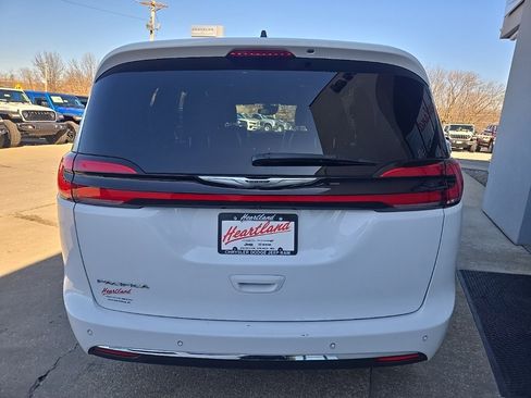 Used 2025 Chrysler Pacifica Select image 9