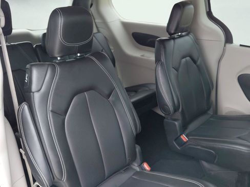 Used 2024 Chrysler Pacifica Touring-L FWD image 15
