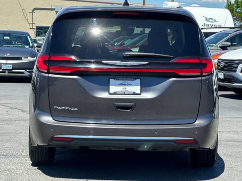 Used 2023 Chrysler Pacifica Touring-L FWD image 5