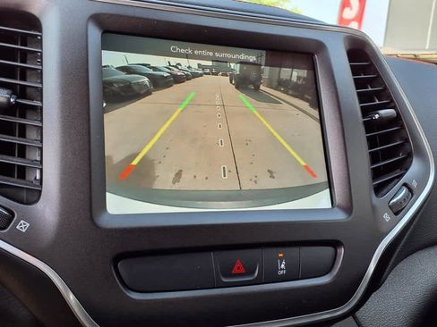 Used 2022 Jeep Cherokee Trailhawk w/ Comfort/Convenience Group image 16