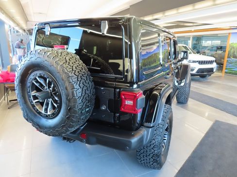 Used 2025 Jeep Wrangler Unlimited Rubicon image 3