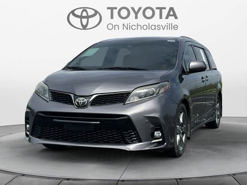 Used 2018 Toyota Sienna SE Premium w/ Carpet Mat Package image 1