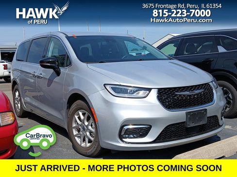 Used 2024 Chrysler Pacifica Touring-L FWD image 1
