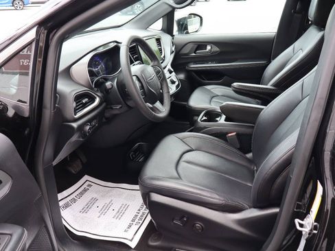 Used 2025 Chrysler Pacifica Select FWD image 6