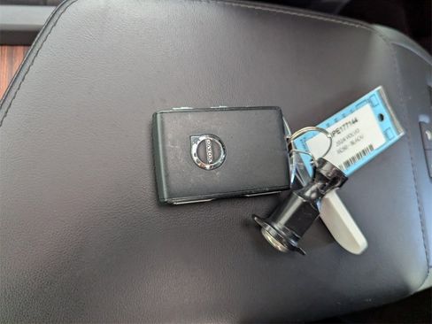 Used 2024 Volvo XC60 B5 Plus image 26