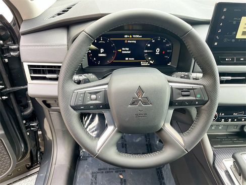 New 2025 Mitsubishi Outlander SE image 11