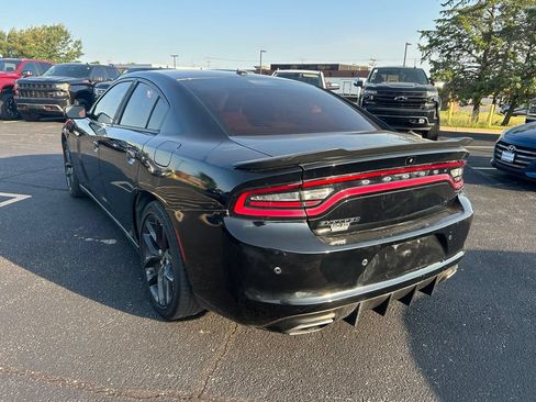 Used 2019 Dodge Charger SXT w/ Blacktop Package RWD image 5