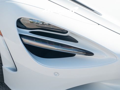 Used 2024 McLaren 750S Spider RWD image 18