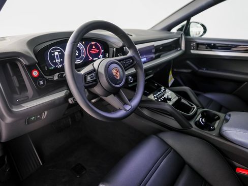 Certified 2026 Porsche Cayenne Coupe AWD/4WD image 4
