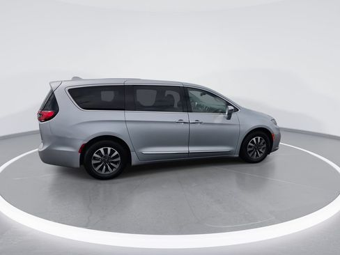 Used 2022 Chrysler Pacifica Limited w/ Uconnect Theater Family Group FWD image 8