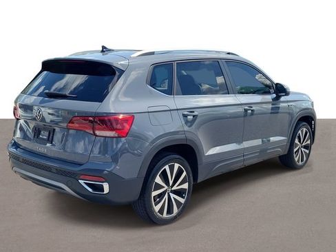 Used 2023 Volkswagen Taos SE w/ Panoramic Sunroof Package FWD image 4