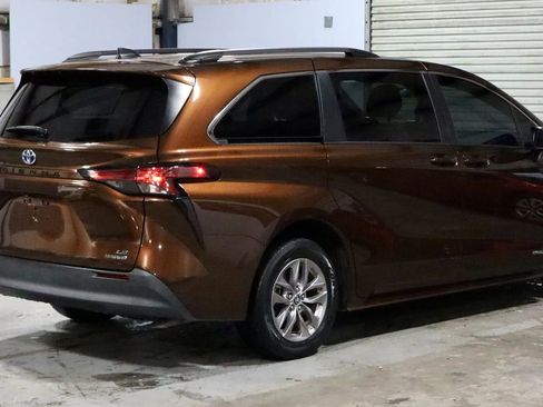 Used 2021 Toyota Sienna LE image 4