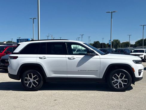 Used 2025 Jeep Grand Cherokee Limited AWD/4WD image 32