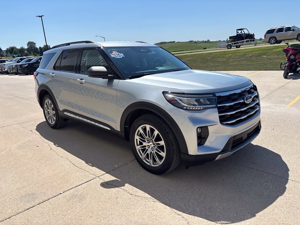Used 2025 Ford Explorer Active w/ Active Comfort Package AWD/4WD image 3