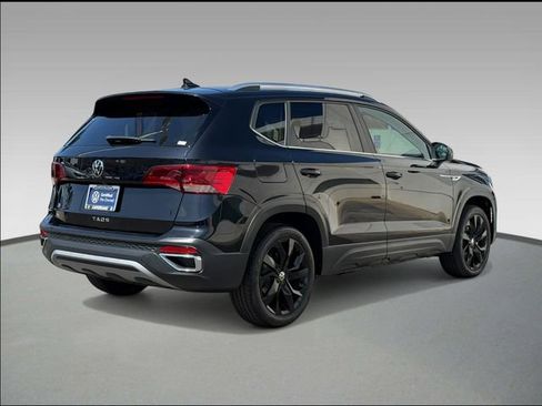 Certified 2023 Volkswagen Taos SE w/ Panoramic Sunroof Package image 4