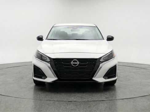 Used 2025 Nissan Altima 2.5 SV FWD image 2