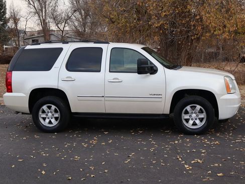 Used 2011 GMC Yukon SLT w/ SLT-2 Equipment Package image 3