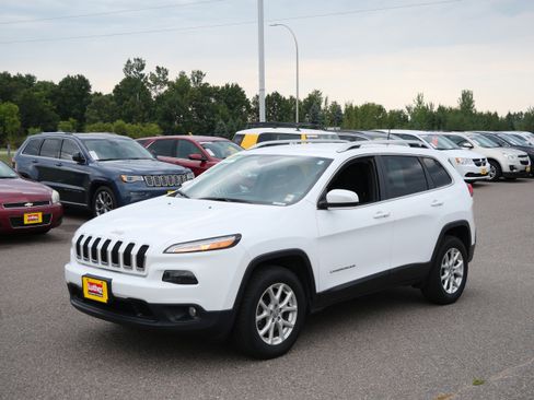 Used 2017 Jeep Cherokee Latitude w/ Cold Weather Group AWD/4WD image 3