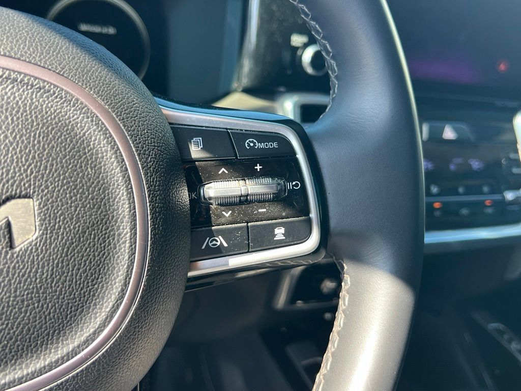 Certified 2023 Kia Sorento SX AWD/4WD image 18