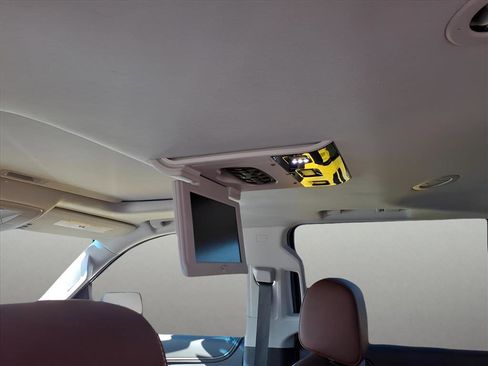 Used 2019 Chevrolet Suburban Premier w/ Premier Plus Edition image 8