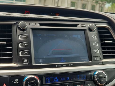 Used 2018 Toyota Highlander Limited Platinum FWD image 28