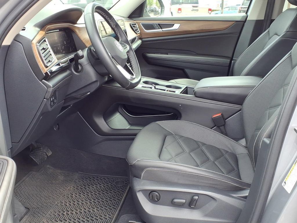 Used 2025 Volkswagen Atlas SE AWD/4WD image 9