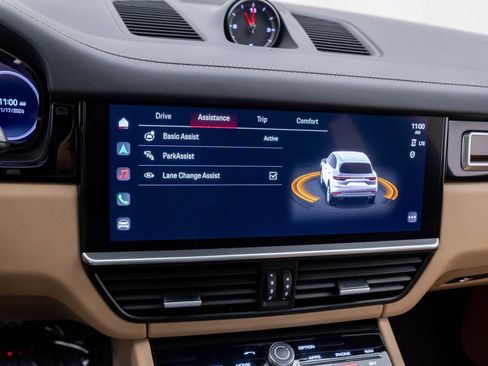 Certified 2023 Porsche Cayenne Platinum Edition image 27