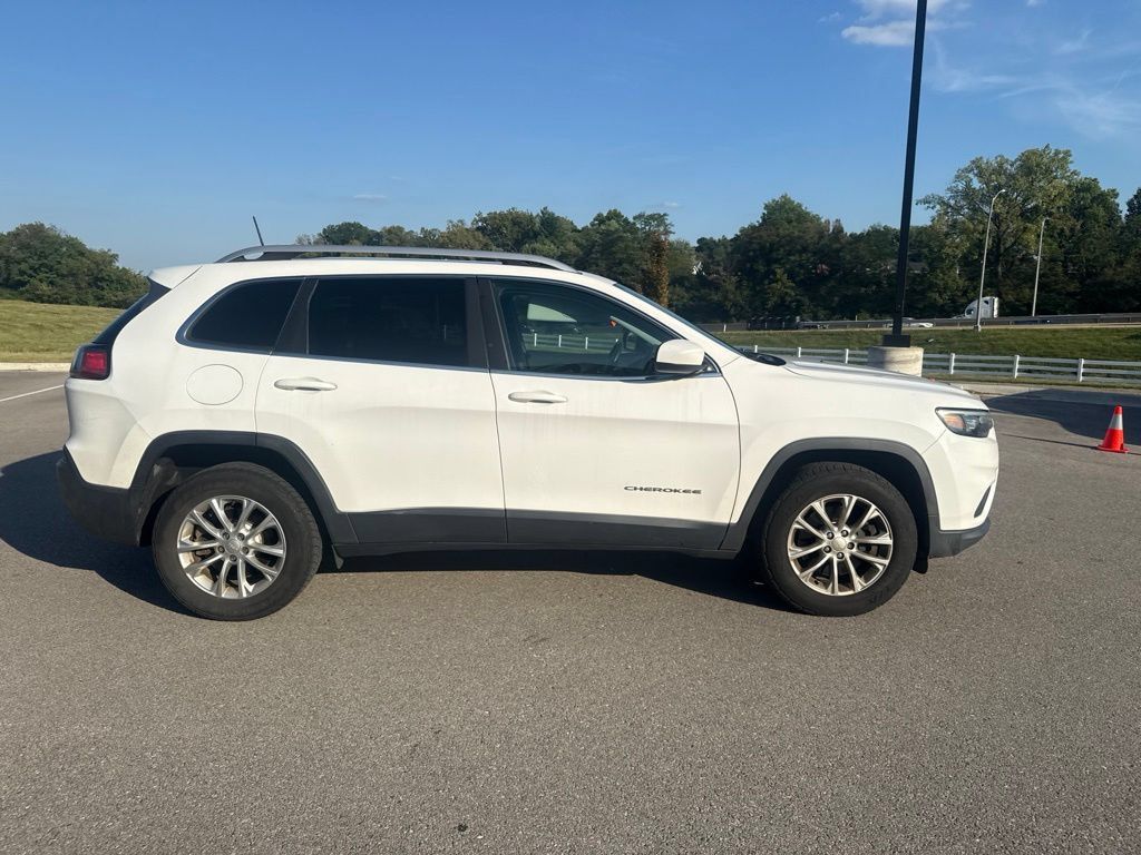 Used 2019 Jeep Cherokee Latitude w/ Cold Weather Group AWD/4WD image 2