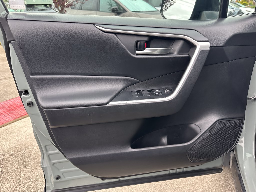 Used 2021 Toyota RAV4 XLE AWD/4WD image 11