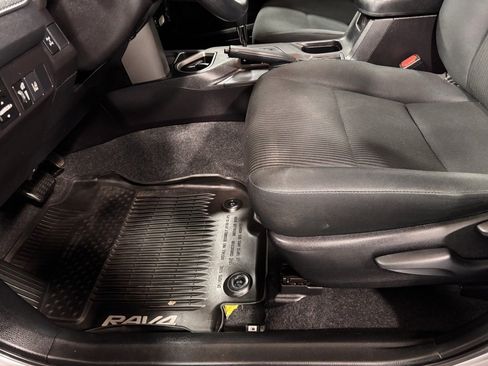 Used 2018 Toyota RAV4 LE image 11