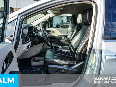 Used 2024 Chrysler Pacifica Touring-L FWD image 18