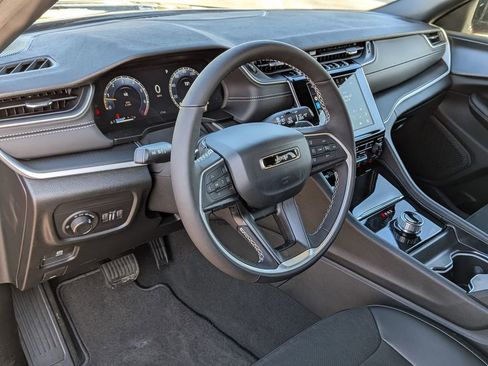 New 2025 Jeep Grand Cherokee Altitude image 19