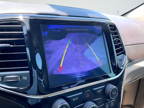 Used 2020 Jeep Grand Cherokee Overland AWD/4WD image 13