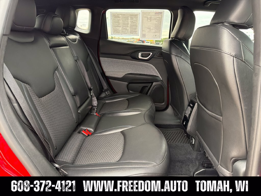 Used 2025 Jeep Compass Latitude w/ Sun & Sound Group AWD/4WD image 32