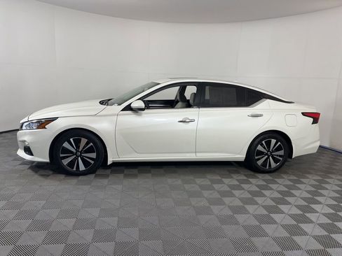 Used 2019 Nissan Altima 2.5 SV image 2