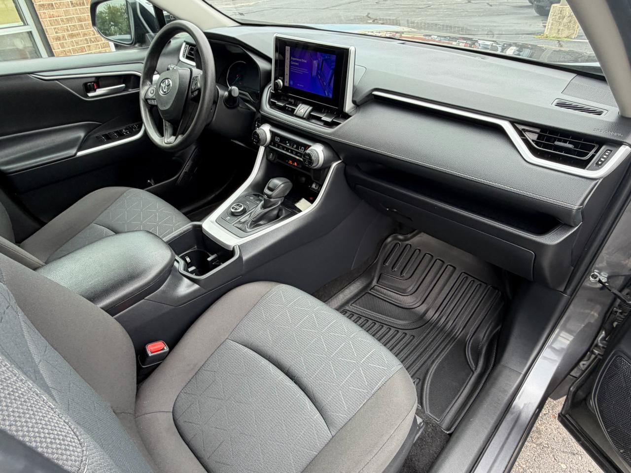 Used 2025 Toyota RAV4 XLE AWD/4WD image 29