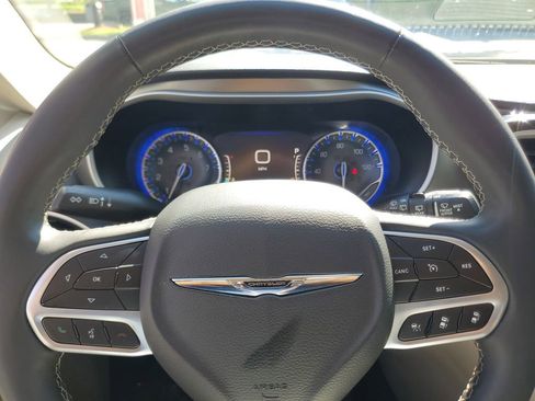 Used 2023 Chrysler Pacifica Touring-L FWD image 19