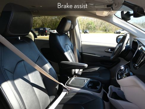 Used 2024 Chrysler Pacifica Touring-L image 28