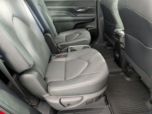 Used 2025 Toyota Grand Highlander FWD image 32