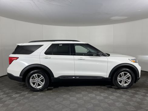 Used 2023 Ford Explorer XLT w/ Equipment Group 202A image 5