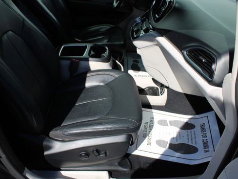Used 2019 Chrysler Pacifica Touring-L Plus w/ Advanced Safetytec Group image 12