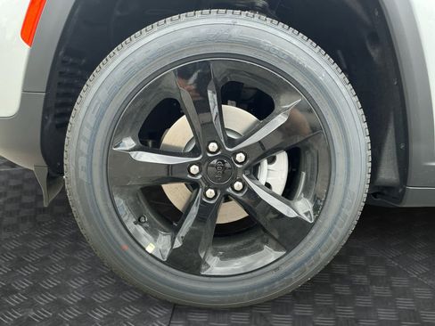 New 2025 Jeep Grand Cherokee Altitude image 15