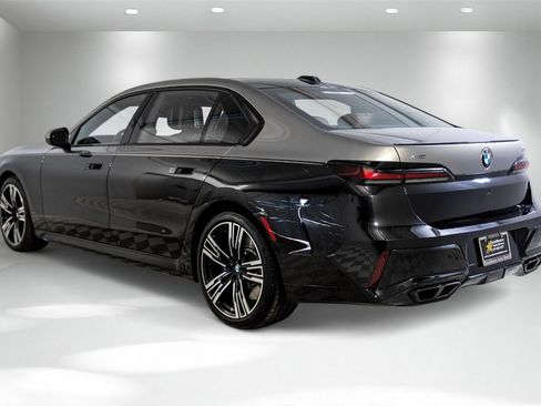 Used 2023 BMW 760i xDrive w/ Executive Package image 9